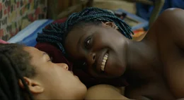 Adja (Tracy Gotoas, r.) hat sich in Arthur (Sylvain Le Gall, l.) verliebt, obwohl sie sein Engagement f&uuml;r die Umwelt noch nicht ganz nachvollziehen kann.