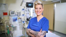 Dr. Carola Holzner alias Doc Caro    +++ Die Verwendung des sendungsbezogenen Materials ist nur mit dem Hinweis und Verlinkung auf RTL+ gestattet. +++
