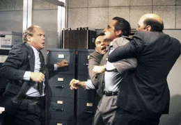 Nick Curran (Michael Douglas, 2. von rechts) muss von seinem Partner Gus (George Dzundza, rechts) und einem weiteren Freund festgehalten werden, weil er auf seinen verhassten Kollegen Lieutenant Walker (Denis Arndt, links) losgehen will: Nick glaubt, dass Walker ihn fertig machen will.