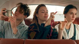 Benjamin (Leonard Scheicher, links), Katharina (Victoria Schulz, mitte) und Judith (Maya Unger, rechts) starten gemeinsam in ein Abenteuer.