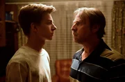 Benny (Nick J. Schuck, links) ist w&uuml;tend, da sein Vater Volker (Bjarne M&auml;del) ihn vor seinen Freunden blamiert hat.