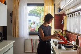 Nach dem Streit geht Konnie (Marion Ottschick) Nina (Friederike Becht) aus dem Weg.