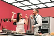 Jan B&ouml;hmermann (r.) mit Lady Bitch Ray (l.) in der Sendung "B&ouml;hmi brutzelt".