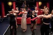 Wer tanzt denn da? Streifenpolizistin Sibylle Beyer (Bärbel Stolz, 3.v.l.) mischt sich bei einem Burlesque-Kurs unter die Tänzerinnen. Denn sowohl die Mittänzerin Sonja Hübner (Theresa Scholze, l.) als auch die Lehrerin Anna Thoman (Sarah Buchholzer, 2.v.r.) kannten das Mordopfer, eine gefeierte Burlesque-Tänzerin. Wer tanzt denn da? Streifenpolizistin Sibylle Beyer (Bärbel Stolz, 3.v.l.) mischt sich bei einem Burlesque-Kurs unter die Tänzerinnen. Denn sowohl die Mittänzerin Sonja Hübner (Theresa Scholze, l.) als auch die Lehrerin Anna Thoman (Sarah Buchholzer, 2.v.r.) kannten das Mordopfer, eine gefeierte Burlesque-Tänzerin.