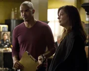 Während sich Rossi Sorgen um seinen früheren Sergeant bei den Marines macht, machen sich Alex (Jeanne Tripplehorn, r.) und Morgan (Shemar Moore, r.) auf die Suche nach einem Amokläufer ... Während sich Rossi Sorgen um seinen früheren Sergeant bei den Marines macht, machen sich Alex (Jeanne Tripplehorn, r.) und Morgan (Shemar Moore, r.) auf die Suche nach einem Amokläufer ...
