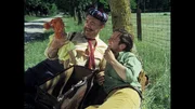 Donner-Karlsson (Hans Clarin, r.) und Bloom (Paul Esser, l.) liegen im Straßengraben und zählen Pippi Langstrumpfs Goldstücke. Donner-Karlsson (Hans Clarin, r.) und Bloom (Paul Esser, l.) liegen im Straßengraben und zählen Pippi Langstrumpfs Goldstücke.