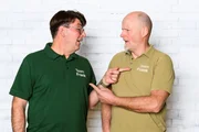 Dieser Garten hat es in sich. Es ist stark abschüssig und nur über einen steilen Abhang zu erreichen. Dennoch wollen Diana Lang und ihr Lebensgefährte Andreas aus Hagen ihn selber anlegen. Dafür müssen sie sich für ein Konzept der Gartenprofis Frank Riese (l.) und Frank Egger (r.) entscheiden. Dieser Garten hat es in sich. Es ist stark abschüssig und nur über einen steilen Abhang zu erreichen. Dennoch wollen Diana Lang und ihr Lebensgefährte Andreas aus Hagen ihn selber anlegen. Dafür müssen sie sich für ein Konzept der Gartenprofis Frank Riese (l.) und Frank Egger (r.) entscheiden.