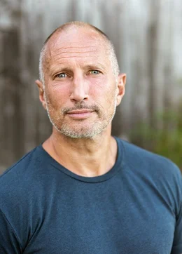 Schauspieler und Ostseeliebhaber Benno F&uuml;rmann nimmt im Film &bdquo;Ostsee am Limit&ldquo; das Publikum mit auf eine Reise &uuml;ber das Baltische Meer und deb&uuml;tiert damit im Fach Dokumentarfilm.