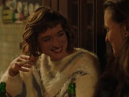Nina (Friederike Becht, l.) und ihre Schulfreundin Chrissie (Aleksandra Ćorović, r.) sitzen vor der Bar und reden &uuml;ber alte und neue Zeiten.