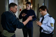 Rico Sander (Benjamin Strecker, M.) und Sibylle Beyer (Bärbel Stolz, r.) versuchen, den aufgebrachten Marine-Soldaten Jens Zimmermann (Julian Schmieder, l.) zu beruhigen. Die Situation gerät jedoch außer Kontrolle. Rico Sander (Benjamin Strecker, M.) und Sibylle Beyer (Bärbel Stolz, r.) versuchen, den aufgebrachten Marine-Soldaten Jens Zimmermann (Julian Schmieder, l.) zu beruhigen. Die Situation gerät jedoch außer Kontrolle.