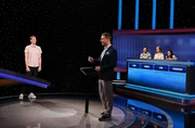 Moderator Alexander Bommes (M.) mit den Kandidaten Friedrich Hapkemeyer (l.), René Thomas (3.v.r.), Annika Fröhlich (2.v.r.) und Lina Demir (r.). Moderator Alexander Bommes (M.) mit den Kandidaten Friedrich Hapkemeyer (l.), René Thomas (3.v.r.), Annika Fröhlich (2.v.r.) und Lina Demir (r.).