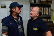 Volker (Bjarne M&auml;del, links) ist perplex: Konrad (Stefan Merki) kann ihm jede Minute per GPS folgen.