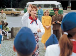 Christiane Kerner (Katrin Sa&szlig;, Mitte) mit den Jungen Pionieren.