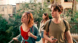 Katharina (Victoria Schulz, links), Benjamin (Leonard Scheicher, rechts) und Judith (Maya Unger, hinten) schauen sich Kuba an.