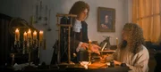 Der Holländer Christian Huygens (Vladimir Dimitrov, l.) wurde 1666 an das Pariser Observatorium berufen. Dort beschäftigte er sich mit der Mechanik von Uhren und nahm die Idee eines Pendels als Taktgeber von Galileo Galilei auf. Damit präzisierte er den Lauf der Uhren auf 10 Sekunden Fehlzeit am Tag. Der Holländer Christian Huygens (Vladimir Dimitrov, l.) wurde 1666 an das Pariser Observatorium berufen. Dort beschäftigte er sich mit der Mechanik von Uhren und nahm die Idee eines Pendels als Taktgeber von Galileo Galilei auf. Damit präzisierte er den Lauf der Uhren auf 10 Sekunden Fehlzeit am Tag.