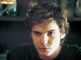 Alex (Daniel Br&uuml;hl) l&auml;sst f&uuml;r seine Mutter auf 79 Quadratmetern Plattenbau die DDR wieder auferstehen.