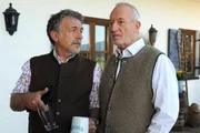 Alfons (Sepp Schauer, r.) sch&ouml;pft Hoffnung seinen Job wieder zu bekommen, als Julius (Michele Oliveri, l.) ihm von Werners Heiratspl&auml;nen erz&auml;hlt.
