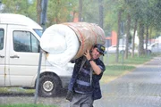 Als Paketbote und alleinerziehender Vater hat Volker (Bjarne M&auml;del) es nicht leicht. Die langen Arbeitszeiten und die miserable Bezahlung bringen ihn oft an seine Belastungsgrenze.