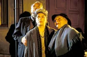 Karl Grandauer (Jörg Hube), Traudl Grandauer (Christine Neubauer) und Oma Soleder (Franziska Stömmer). Karl Grandauer (Jörg Hube), Traudl Grandauer (Christine Neubauer) und Oma Soleder (Franziska Stömmer).
