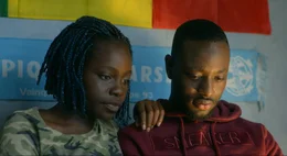 F&uuml;r Adja (Tracy Gotoas) ist es nicht einfach, da ihr Bruder Tawfiq (Dembele) wegen seiner bevorstehenden Fu&szlig;ballkarriere der ganze Stolz der Familie ist.