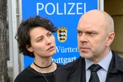 Gewissenskonflikt f&uuml;r Kommissarin Nele Becker (Nina Siewert, l.): Ihr Vater, Manfred Becker (Attila Georg Borlan, r.), der als Bestatter arbeitet, r&uuml;ckt nach dem Mord an einer Bestattungsunternehmerkollegin in den Kreis der Verd&auml;chtigen.