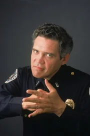 Drillt unbarmherzig die Neuank&ouml;mmlinge: Lieutenant Thaddeus Harris (G. W. Bailey) ....