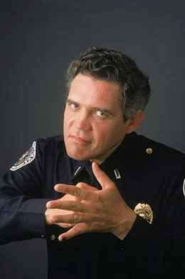 Drillt unbarmherzig die Neuank&ouml;mmlinge: Lieutenant Thaddeus Harris (G. W. Bailey) ....