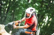 Steffen Merla bereitet mit der Kettens&auml;ge seinen Baumstamm vor.