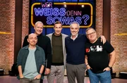 Moderator Kai Pflaume (M.) und seine Rateteam-Kapitäne Bernhard Hoëcker (l.) und Elton (r.) begrüßen in dieser Sendung den Gastronom und Fernsehkoch Alexander Herrmann (2.v.l.) und den Fernsehkoch und Kochbuchautor Christian Rach (2.v.r.). Moderator Kai Pflaume (M.) und seine Rateteam-Kapitäne Bernhard Hoëcker (l.) und Elton (r.) begrüßen in dieser Sendung den Gastronom und Fernsehkoch Alexander Herrmann (2.v.l.) und den Fernsehkoch und Kochbuchautor Christian Rach (2.v.r.).