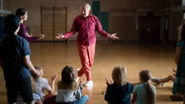Volker (Axel Milberg) begeistert mit seinem Enthusiasmus f&uuml;r das Schauspiel auch die Kinder in der Musical-AG.