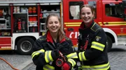 Mit Feuerwehrfrau Lisi checkt Marina (links) wie die Arbeit bei der Feuerwehr ist und darf sogar auf einen richtigen Einsatz mitfahren! Mit Feuerwehrfrau Lisi checkt Marina (links) wie die Arbeit bei der Feuerwehr ist und darf sogar auf einen richtigen Einsatz mitfahren!