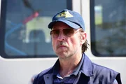 Volker Feldmann (Bjarne M&auml;del) arbeitet als Paketzusteller.