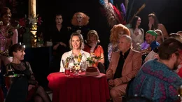 Katja (Kim Riedle) begleitet Volker (Axel Milberg) f&uuml;r einen Abend in seine Welt.