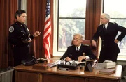 Ein neues Gesetz besagt, dass jeder zur Polizeischule zugelassen wird, ob tauglich oder nicht. Prompt melden sich die gr&ouml;&szlig;ten Chaoten als Rekruten. F&uuml;r Commandant Eric Lassard (George Gaynes, M.) und seine Ausbilder Harris (G.W. Bailey, l.) und Hurst (George R. Robertson) wird das Leben augenblicklich zur H&ouml;lle...  +++ Die Verwendung des sendungsbezogenen Materials ist nur mit dem Hinweis und Verlinkung auf RTL+ gestattet. +++