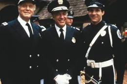 V.l.: Commandant Eric Lassard (George Gaynes), Captain Pete Lassard (Howard Hessman) und Officer Carey Mahoney (Steve Guttenberg).  +++ Die Verwendung des sendungsbezogenen Materials ist nur mit dem Hinweis und Verlinkung auf RTL+ gestattet. +++