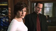 Die Detectives Benson (Mariska Hargitay) und Stabler (Christopher Meloni) finden bei ihren Ermittlungen heraus, dass der mutmaßliche Täter wahrscheinlich von seiner Mutter bereits als Kind zu sexuellen Handlungen gezwungen wurde. Die Detectives Benson (Mariska Hargitay) und Stabler (Christopher Meloni) finden bei ihren Ermittlungen heraus, dass der mutmaßliche Täter wahrscheinlich von seiner Mutter bereits als Kind zu sexuellen Handlungen gezwungen wurde.