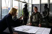 Abwarten oder eingreifen? Die SEK-Beamten (Komparsen) sind bereit, einen Geiselnehmer zu überwältigen, doch Martina Seiffert (Astrid M. Fünderich, l.) und SEK-Einsatzleiterin Lena Kruse (Katja Bürkle, M.) diskutieren über die richtige Strategie. Abwarten oder eingreifen? Die SEK-Beamten (Komparsen) sind bereit, einen Geiselnehmer zu überwältigen, doch Martina Seiffert (Astrid M. Fünderich, l.) und SEK-Einsatzleiterin Lena Kruse (Katja Bürkle, M.) diskutieren über die richtige Strategie.