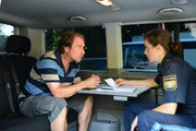 Volker (Bjarne M&auml;del) droht seinen F&uuml;hrerschein zu verlieren, den er f&uuml;r seinen Beruf als Paketbote allerdings dringend braucht. Um die Strafe abzumildern, sucht er Hilfe bei seiner besten Freundin Lena (Anne Sch&auml;fer), die Polizistin ist.