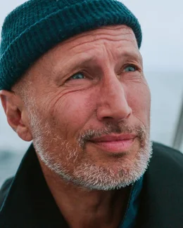 Schauspieler und Ostseeliebhaber Benno F&uuml;rmann nimmt im Film &bdquo;Ostsee am Limit&ldquo; das Publikum mit auf eine Reise &uuml;ber das Baltische Meer und deb&uuml;tiert damit im Fach Dokumentarfilm.