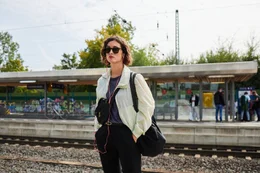 Nina (Friederike Becht) erreicht ihre Heimatstadt Holzwickede.