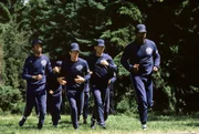 Kommen beim Training auf der Police Academy ganz sch&ouml;n ins Schwitzen: (v.l.n.r) Die Kadetten Larvell Jones (Michael Winslow), Carey Mahoney (Steve Guttenberg), Eugene Tackleberry (David Graf) und Moses Hightower (Bubba Smith) ...