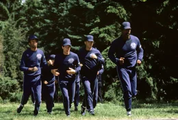 Kommen beim Training auf der Police Academy ganz sch&ouml;n ins Schwitzen: (v.l.n.r) Die Kadetten Larvell Jones (Michael Winslow), Carey Mahoney (Steve Guttenberg), Eugene Tackleberry (David Graf) und Moses Hightower (Bubba Smith) ...