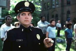 Lieutenant Thaddeus Harris (G.W. Bailey) geh&ouml;rt zu den Ausbildern der Police Academy. Er muss sich demnach um die neuen Rekruten k&uuml;mmern, was bei ihm f&uuml;r gr&ouml;&szlig;tes Unbehagen sorgt.  +++ Die Verwendung des sendungsbezogenen Materials ist nur mit dem Hinweis und Verlinkung auf RTL+ gestattet. +++