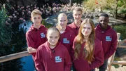 Es ist Herbst und die Kids treten zur Kürbis-Challenge gegeneinander an. Welches Team baut den schönsten und leckersten Kürbis für die Erdmännchen? Es ist Herbst und die Kids treten zur Kürbis-Challenge gegeneinander an. Welches Team baut den schönsten und leckersten Kürbis für die Erdmännchen?