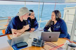 Das Forschungsteam an Bord der &bdquo;Bonita&ldquo; im Mittelmeer: Gemeinsam untersuchen die drei, wie Plastikm&uuml;ll das Leben unter Wasser beeinflusst.