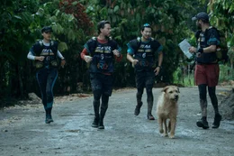 Die Strapazen im Dschungel nehmen f&uuml;r alle t&auml;glich zu. Michael (Mark Wahlberg, 2.v.l.) und sein Team, Olivia (Nathalie Emmanuel, l.), Leo (Simu Liu, 2.v.r.) und Chik (Ali Suliman, r.) mit Hund Arthur (Ukai).