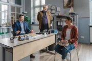 Die Kommissare Hansen (Igor Jeftić, l.) und Stadler (Dieter Fischer, M.) befragen die Tennistrainerin Sarah Schneider (Petra Mott, r.) zu den Spannungen zwischen ihr und der Toten. Die Kommissare Hansen (Igor Jeftić, l.) und Stadler (Dieter Fischer, M.) befragen die Tennistrainerin Sarah Schneider (Petra Mott, r.) zu den Spannungen zwischen ihr und der Toten.