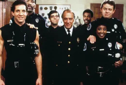Kapit&auml;n Pete Lassard (Howard Hessman M.) und seine neuen Offiziere (v.l.n.r.) Carey Mahoney (Steve Guttenberg,), Moses Hightower (Bubba Smith), Larvell Jones (Michael Winslow), Laverne Hooks (Marion Ramsey) und Eugene Tackleberry (David Graf) ...