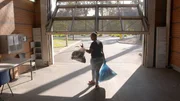 Insassin Noleen bringt den Müll weg. Insassin Noleen bringt den Müll weg.