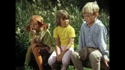 Pippi (Inger Nilsson, l.), Annika (Maria Persson, M.) und Tommy (Pär Sundberg, r.) überlegen sich den Text für die Flaschenpost, die ihnen nach dem Verschwinden des Kahns Hilfe bringen soll. Pippi (Inger Nilsson, l.), Annika (Maria Persson, M.) und Tommy (Pär Sundberg, r.) überlegen sich den Text für die Flaschenpost, die ihnen nach dem Verschwinden des Kahns Hilfe bringen soll.